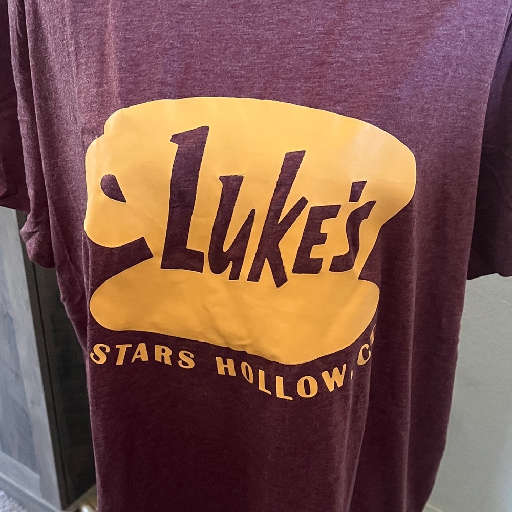 Luke's Stars Hollow Maroon T-Shirt - Picture 2 of 2
